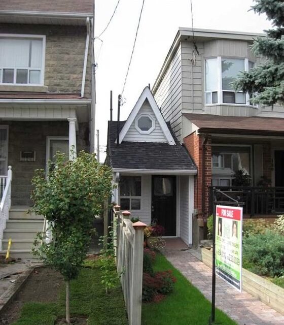 Case foarte mici, dar extrem de cochete. Tu ai locui aici?