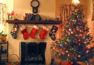 Bradul si diferite stiluri de decorare – cu instalatii de Craciun sau fara ? Cu multe globuri sau doar cu beteala ?