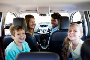 Importanța unei Mașini pentru Familiile cu Copii: Mobilitate și Confort în Viața de Zi cu Zi