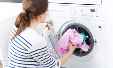 Spălarea inteligentă a hainelor. Economisește bani cu detergentul potrivit și metode eficiente