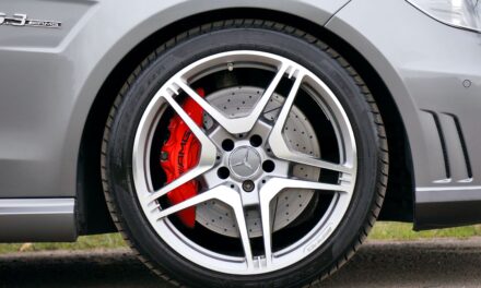 Optimizarea Performanței și Siguranței Vehiculului – Ghidul Expertului în Anvelope și Jante