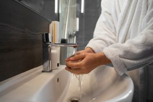 Care sunt pașii pentru a opri apa la un robinet specific sau la toaletă?