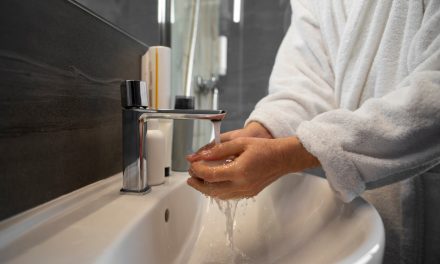 Care sunt pașii pentru a opri apa la un robinet specific sau la toaletă?