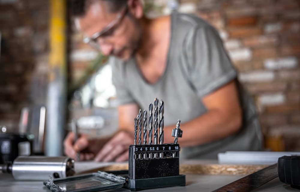 Ce tip de burghie sunt potrivite pentru diverse materiale?