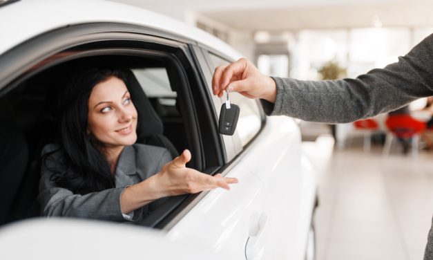 Ce este taxa de aeroport la închirierea unei mașini și cum poate influența costurile totale?