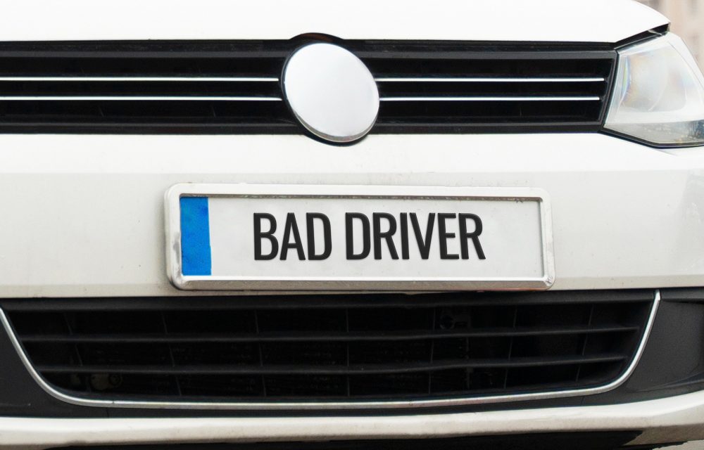 Ce tip de șuruburi sunt recomandate pentru fixarea suportului de număr de înmatriculare?