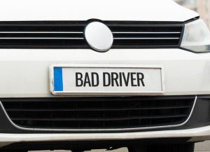 Ce tip de șuruburi sunt recomandate pentru fixarea suportului de număr de înmatriculare