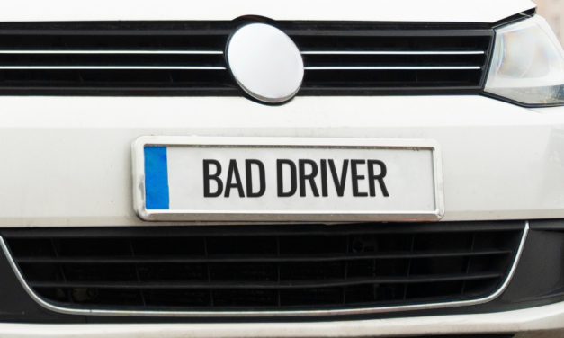 Ce tip de șuruburi sunt recomandate pentru fixarea suportului de număr de înmatriculare?