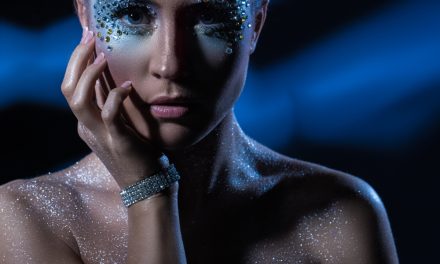 Swarovski produce cristale pentru echipamente optice sau telescoape?