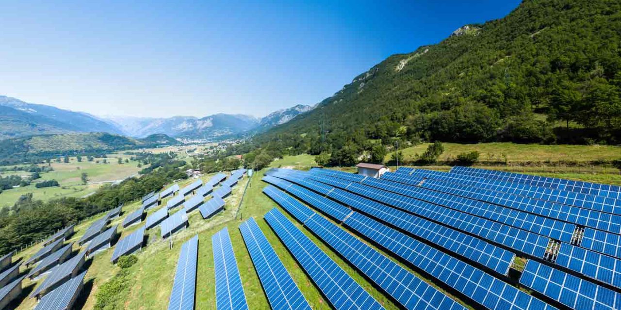 Invertor solar și vehicule electrice: Integrarea încărcării vehiculului electric în sistemul tău fotovoltaic