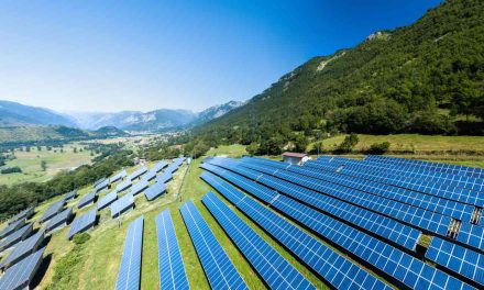 Invertor solar și vehicule electrice: Integrarea încărcării vehiculului electric în sistemul tău fotovoltaic