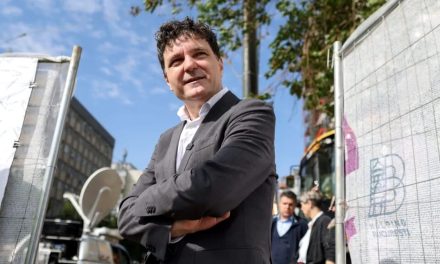 Liderul care a ieșit în stradă înainte să urce la tribună