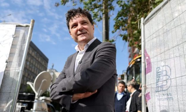 Liderul care a ieșit în stradă înainte să urce la tribună