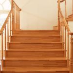 Scări îmbrăcate în lemn: sfaturi pentru o renovare durabilă