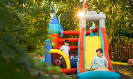 Cum se demontează eficient și fără risc un topogan gonflabil mare?