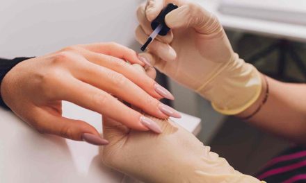 Tipsuri Unghii False: pregătirea unghiei naturale pas cu pas