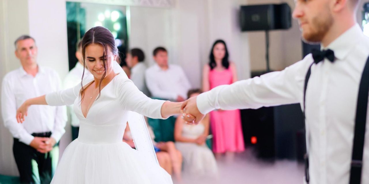 Ce Trebuie să Știi Înainte să Alegi Artiști și Servicii Muzicale pentru un Eveniment Privat