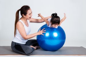 Poate kinetoterapia să îmbunătățească atenția și autocontrolul la copiii cu ADHD?