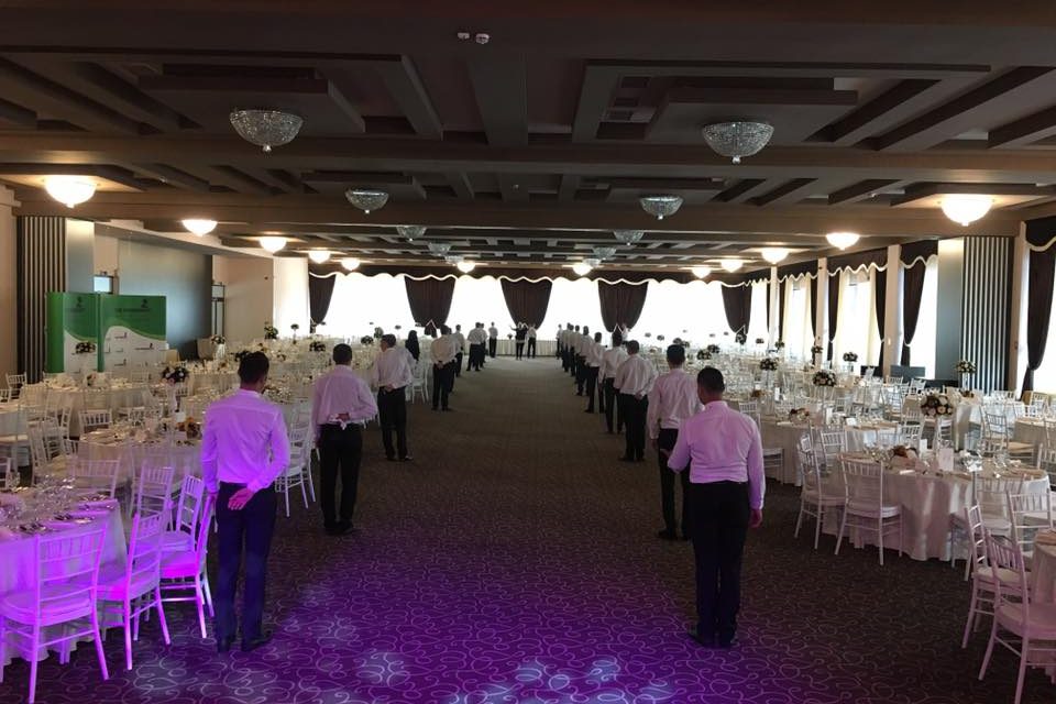 Cum alegeți servicii de închirieri ospătari pentru evenimente fără stres