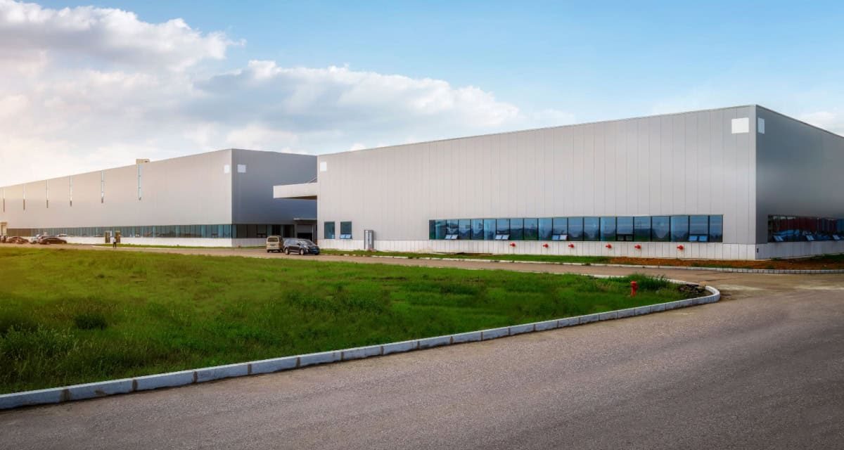 Cât costă o hală industrială în 2026? Ghid complet pentru investiția într-o hală metalică