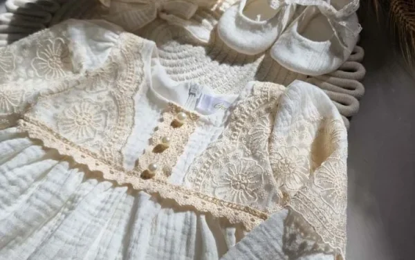 Idei ținute botez mamă – Ghid complet pentru o apariție elegantă, modernă și memorabilă