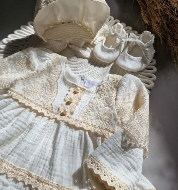 Idei ținute botez mamă – Ghid complet pentru o apariție elegantă, modernă și memorabilă