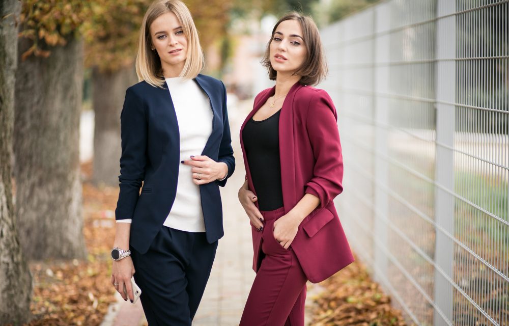 Ce compleuri damă avantajează femeile minione? Ghid de croieli, proporții și combinații care funcționează