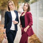 Ce compleuri damă avantajează femeile minione? Ghid de croieli, proporții și combinații care funcționează