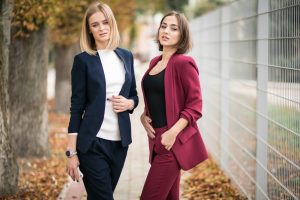 Ce compleuri damă avantajează femeile minione? Ghid de croieli, proporții și combinații care funcționează